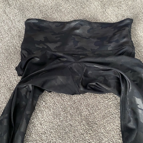 NEW Spanx Faux Leather Matte Black
Camo Leggings Shapewear Size S - Picture 9 of 9